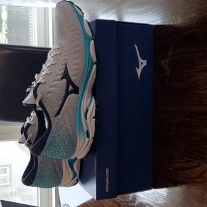 NEW! Mizuno Women's Grey Wave Inspire 16 Waveknit Running Shoe, size 10.5